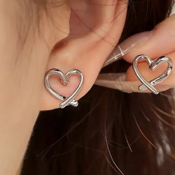⭐NWT Silver Heart Criss Cross Stud Earrings - Picture 1 of 1